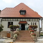 Adoro Titova Vila